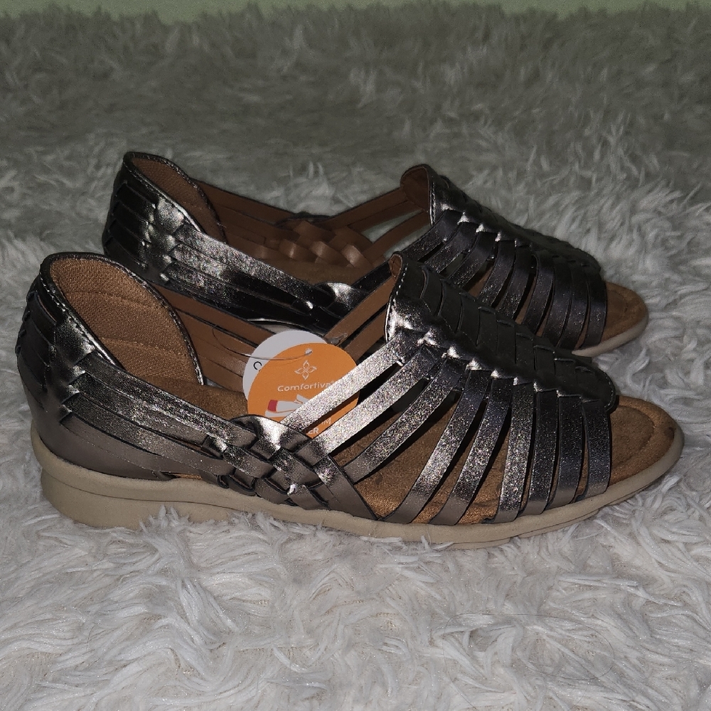 Comfortiva Silver Sandals with Strappy Design Size 6.5Wide